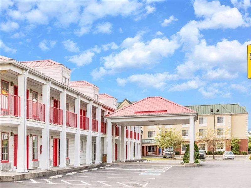 Super 8 By Wyndham Clinton Hotel Exterior photo