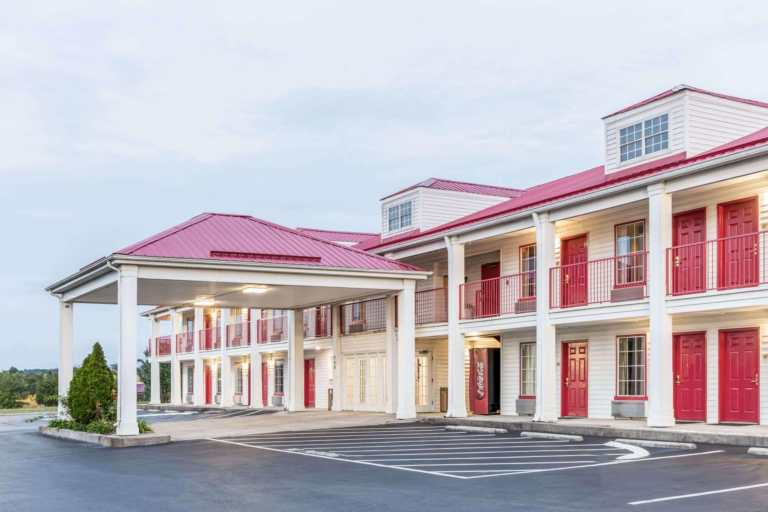 Super 8 By Wyndham Clinton Hotel Exterior photo