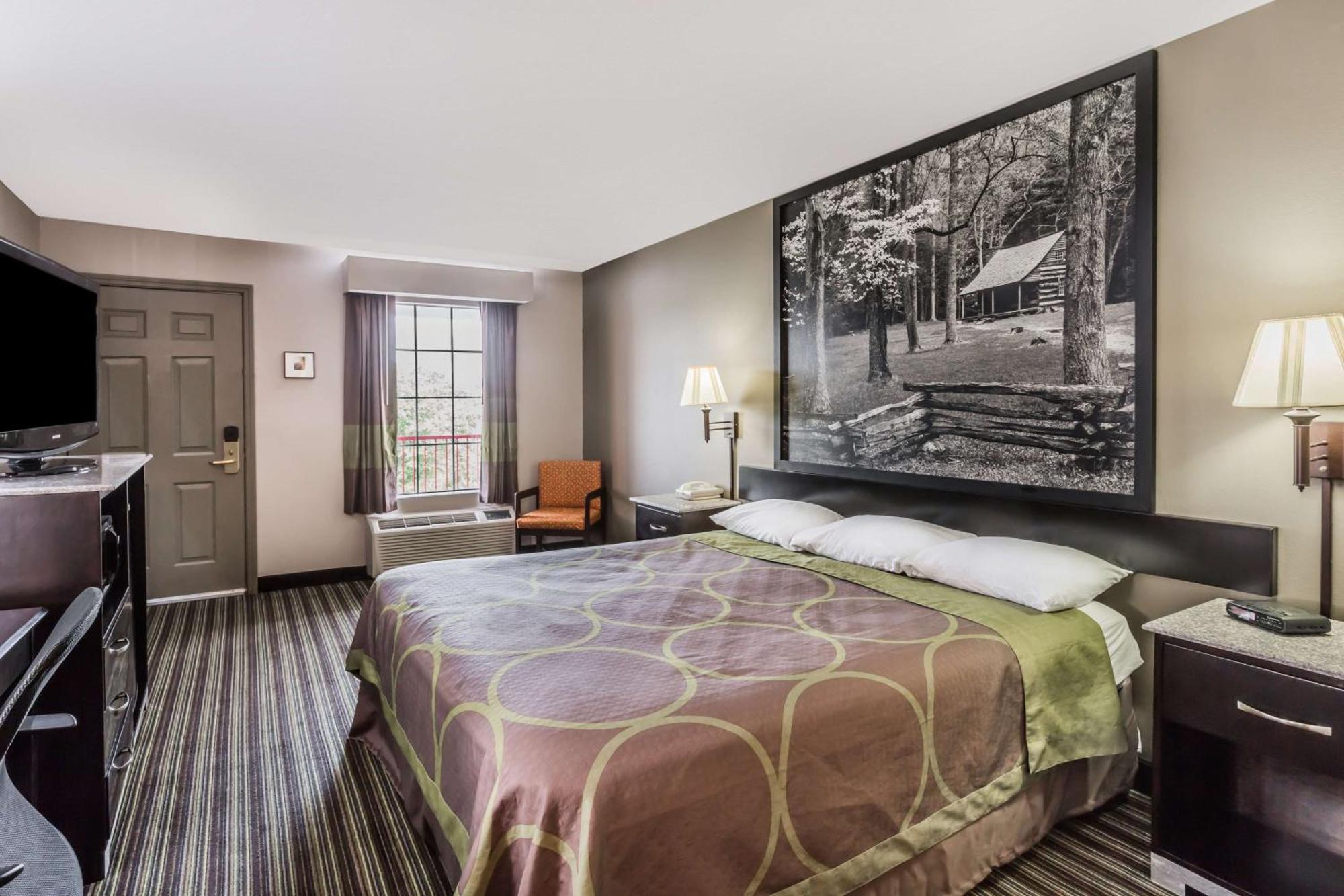 Super 8 By Wyndham Clinton Hotel Exterior photo