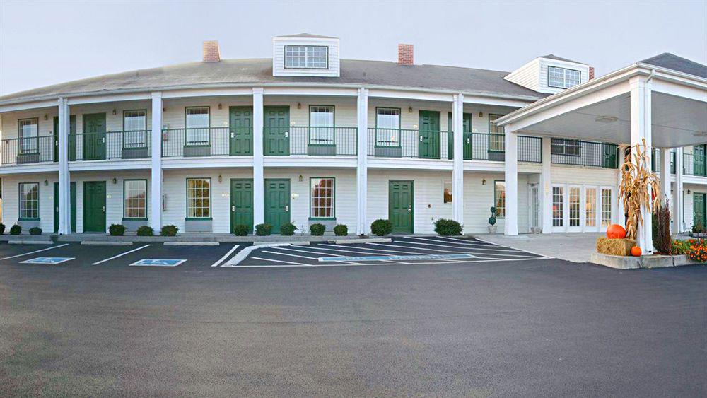 Super 8 By Wyndham Clinton Hotel Exterior photo